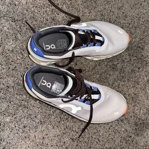 On Cloud Monster Women’s running shoe. Size 8.